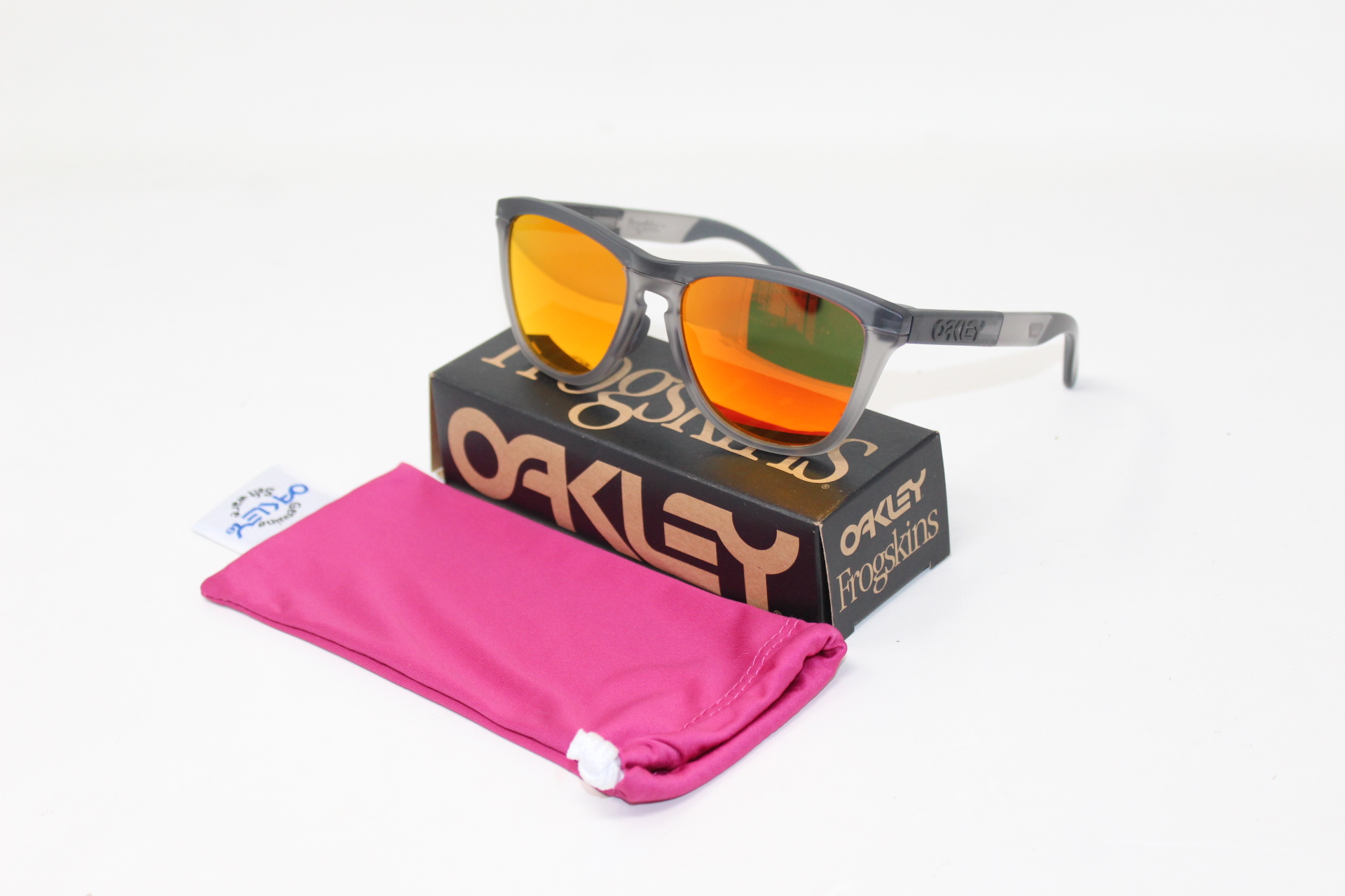 Oakley-Frogskins-Range-Matte-GreySmoke-Prizm-Ruby-Eyewearlocker-Oakley-Ecuador-1